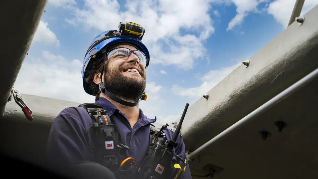 Technicien souriant