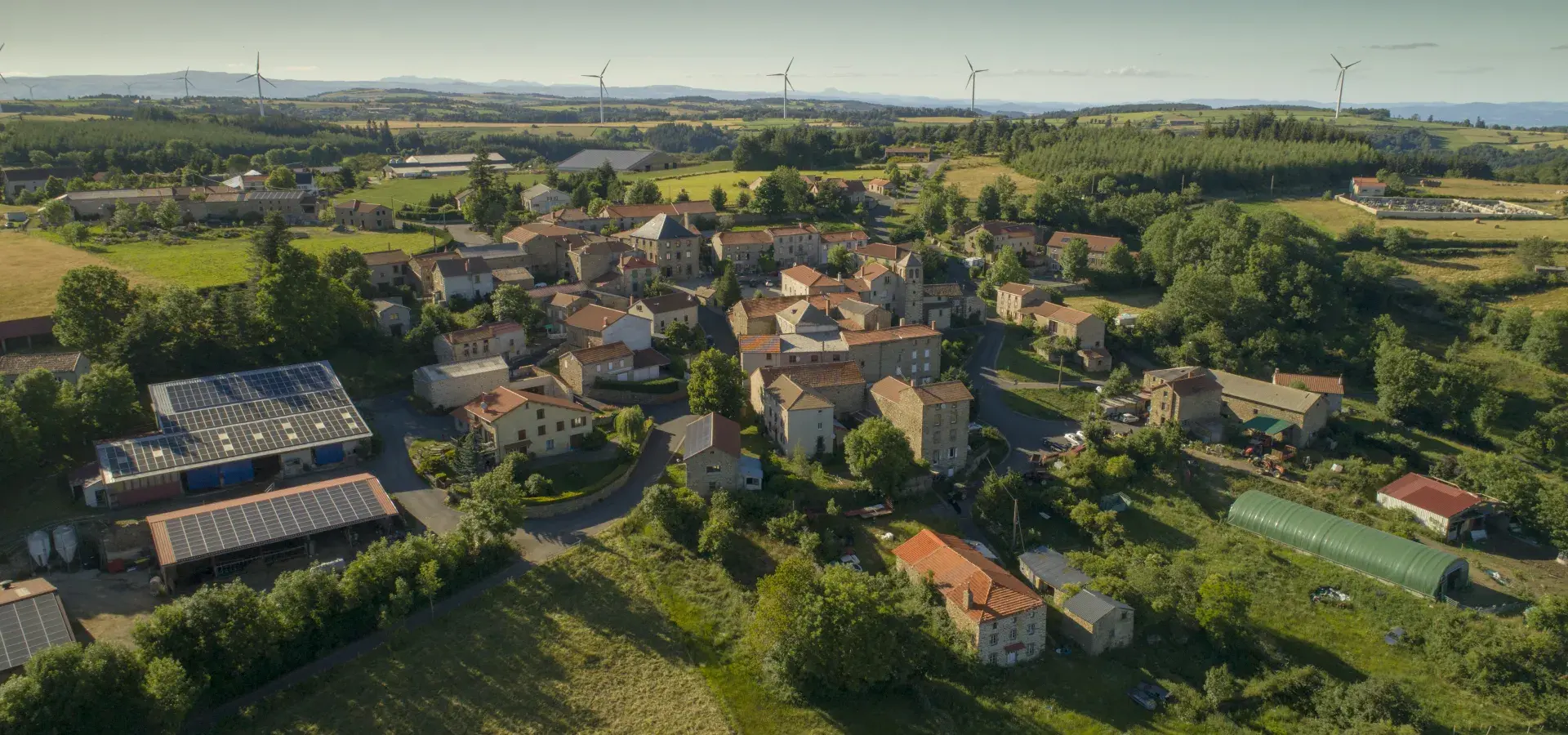 Parc éolien et village
