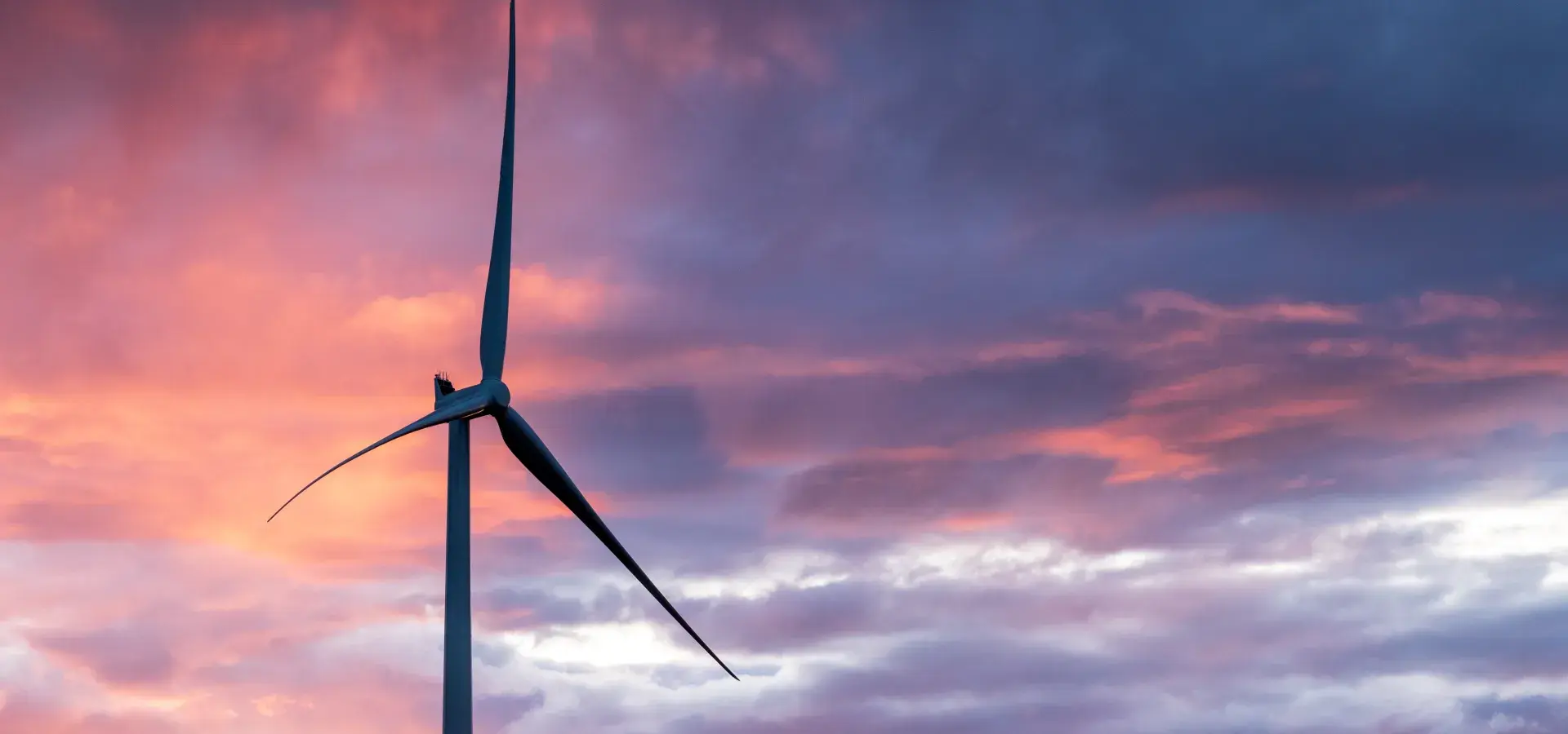 Eolienne du parc éolien de Coteaux de Blaiseron au couché de soleil