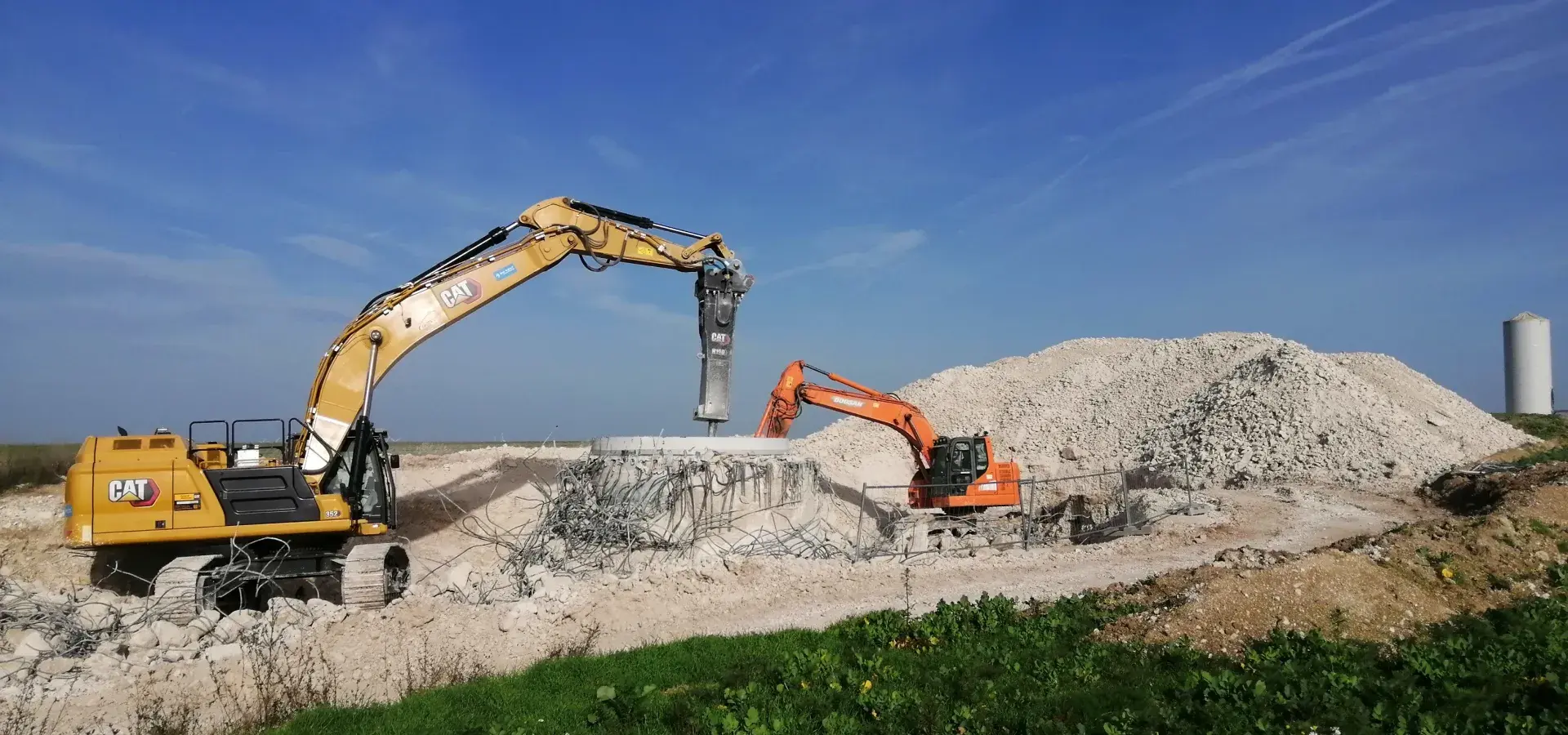 Démantèlement d'une fondation éolienne en France - béton et armature en acier