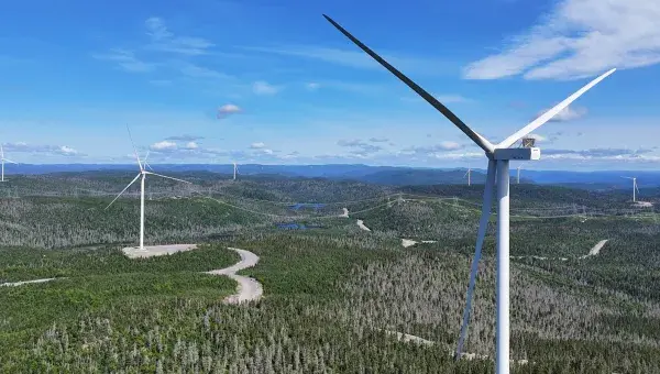 Vue aérienne mettant en évidence le parc Apuiat, son territoire de la Côte-Nord et la participation des Innus