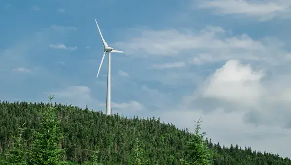 Eolienne sur une colline 