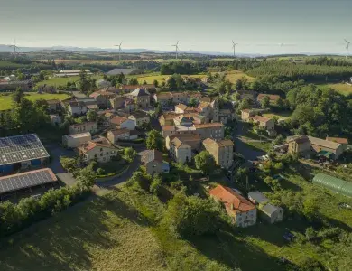 Parc éolien et village