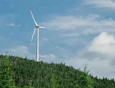 Eolienne sur une colline 