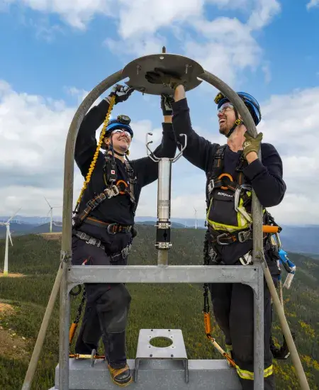 Technicien éolien au travail