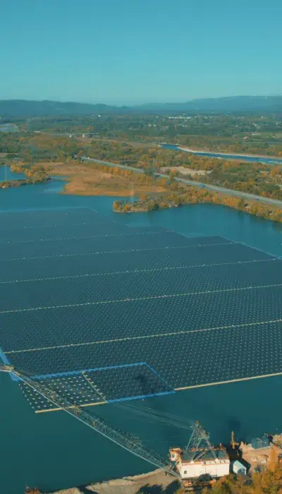 Parc solaire flottant de Peyrolles-en-Provence exploité par Boralex vu du ciel