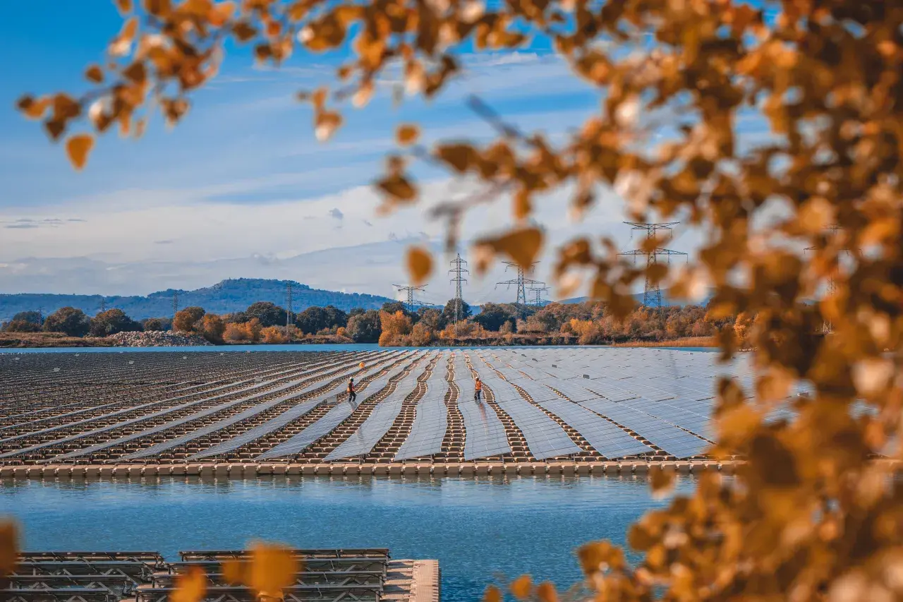 Parc solaire flottant de Peyrolles-en-Provence exploité par Boralex