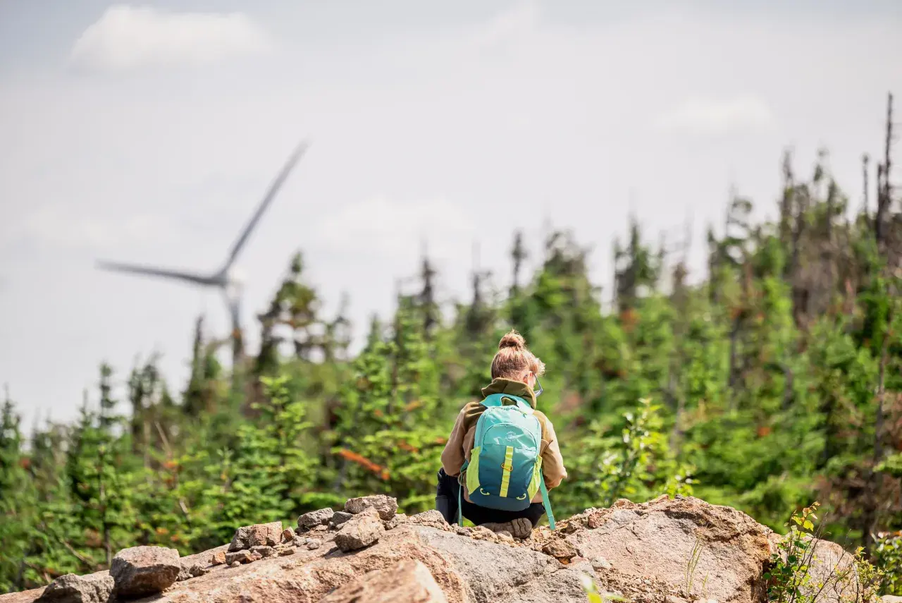 PESB enfant et éolienne