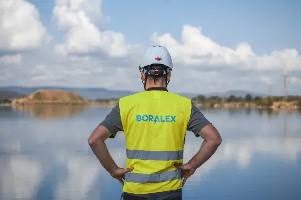Employé boralex face à une surface flottante