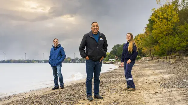 Personnes du milieu devant un parc éolien