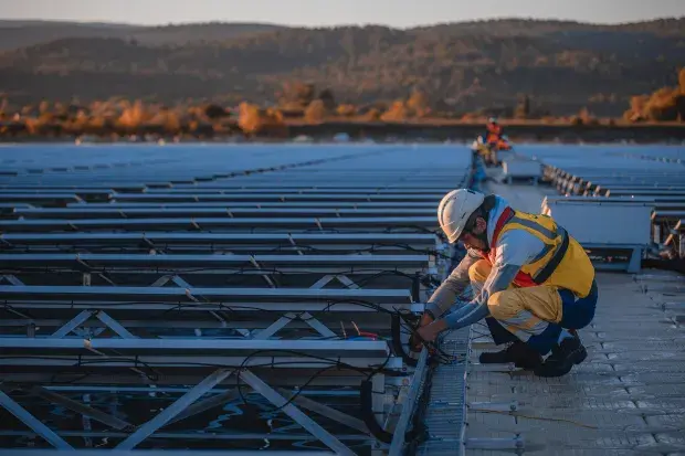 Technicien travaillant sur un parc solaire flottant