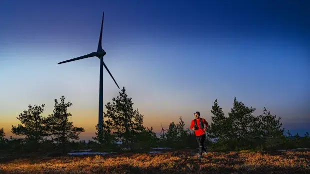 Joggeur et éolienne