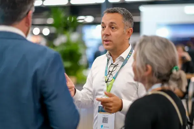 Personnes parlant dans un événement professionnel