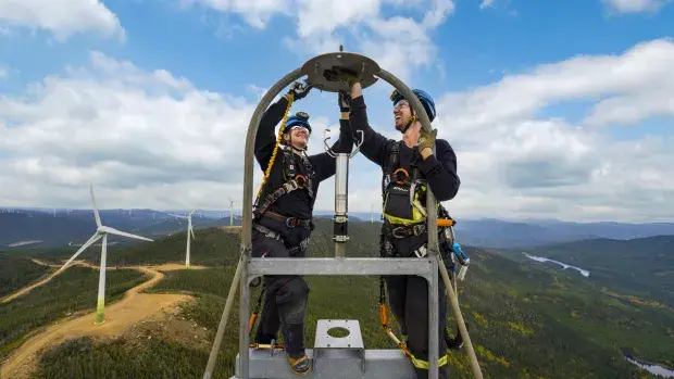 Technicien éolien au travail
