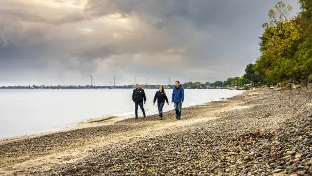 Collaborateurs boralex et personne des Six Nations marchant sur la plage