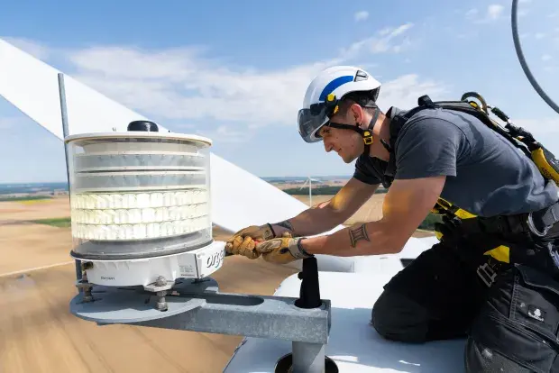 Technicien éolien au travail