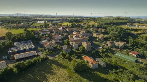 Parc éolien et village