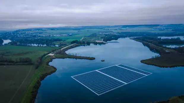 Vue aérienne du parc solaire flottant de Plaine de Nange pendant sa construction