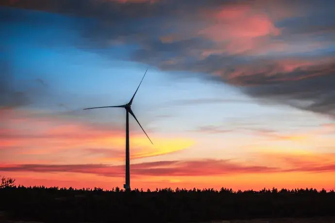 Vue d'une éolienne au couché de soleil, parc éolien de Cham Longe en France