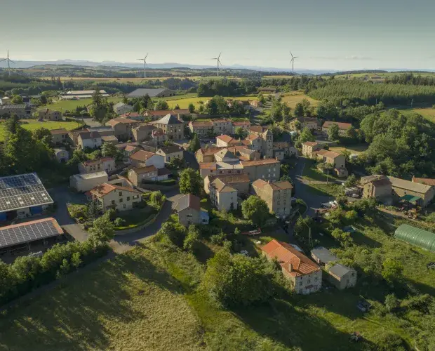 Parc éolien et village