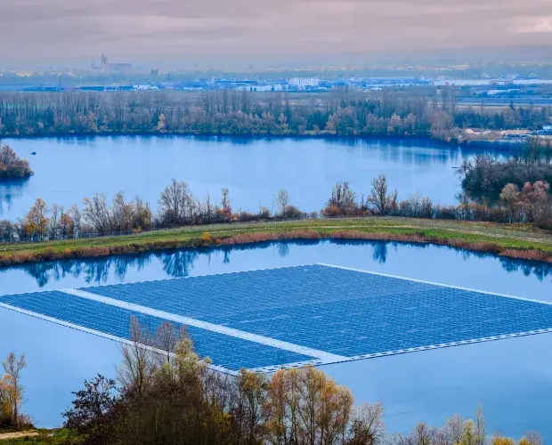Ilot solaire flottant vue du ciel, parc de solaire de Plaine de Nange dans l'Yonne, développé et construit par Boralex