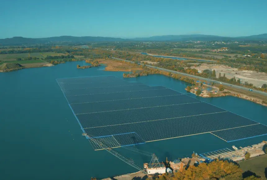 Parc solaire flottant de Peyrolles-en-Provence exploité par Boralex vu du ciel