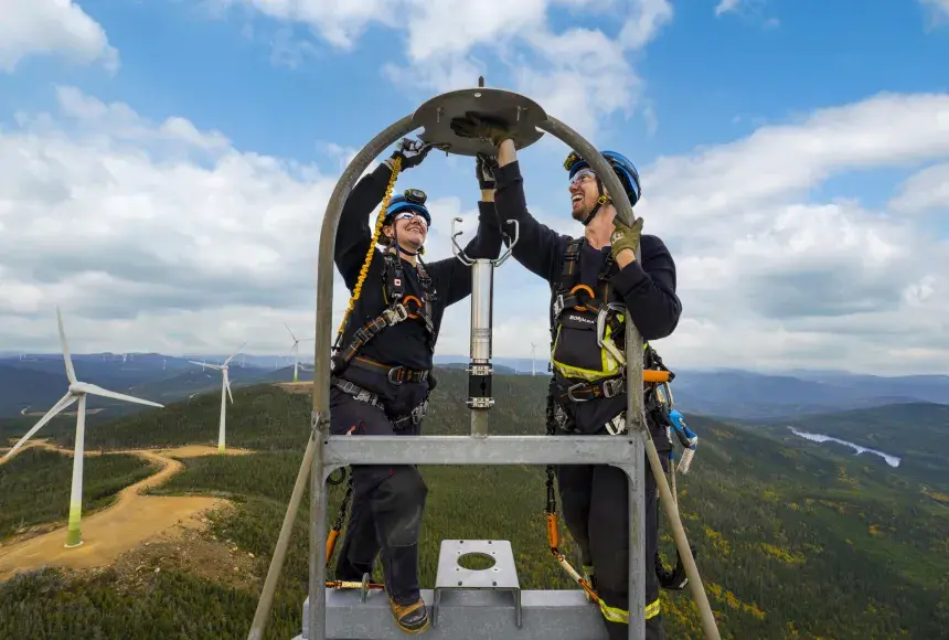 Technicien éolien au travail