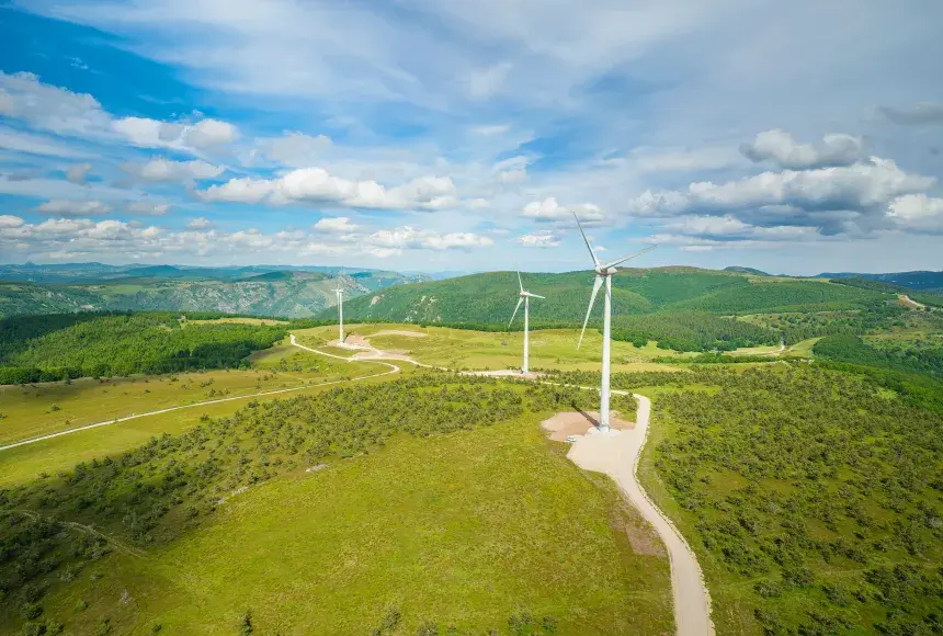 Parc éolien de Cham Longe en France vue du ciel en été